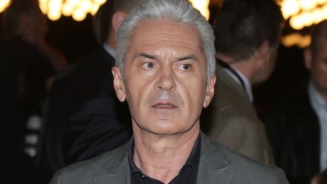 Полунощ е: Сидеров самотен в НДК, дири други лидери 