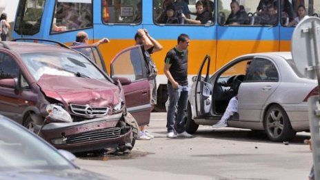Три коли се удариха в центъра на София