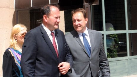 Миков ще работи за отворен парламент