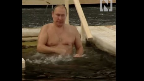 Путин е направил традиционно ледено гмуркане, за да отбележи Богоявление 