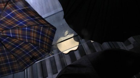 Брюксел ще гледа под лупа дистрибуцията на iPhone?