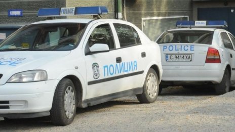 Две момчета и девойка скочиха на полицаи