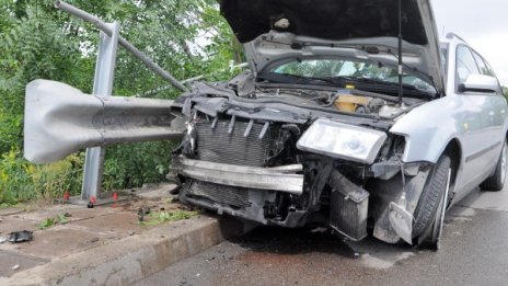 Двама загинали по пътищата през денонощието