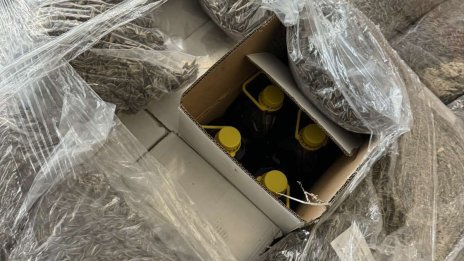 Нелегален цех край София е бълвал фалшив зехтин, спипаха 7 тона