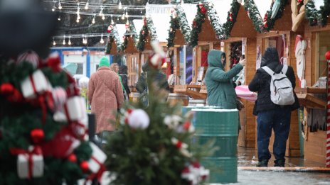 Коледните базари в София отварят с греяно вино, музика, лакомства