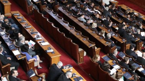 Липса на кворум забави заседанието на парламента 