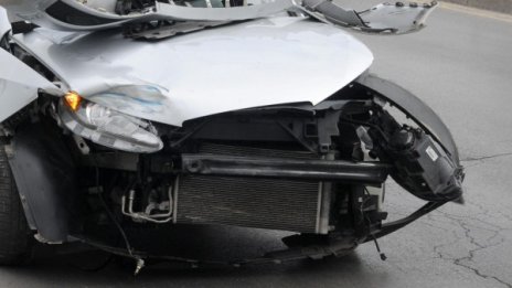 Двама с опасност за живота след катастрофа