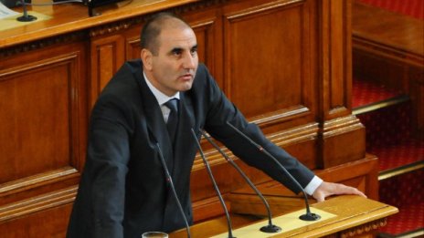 Цветанов надничал и под чаршафите на министрите
