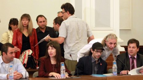 Протестиращи на "седенка" заради Пеевски  