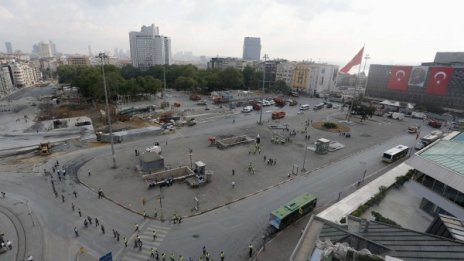 Бутнаха барикадите, отвориха площад "Таксим"
