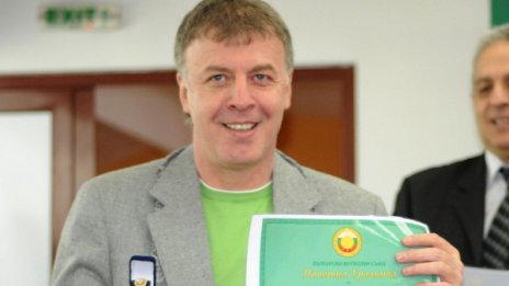 Наско Сираков реже парите в Левски