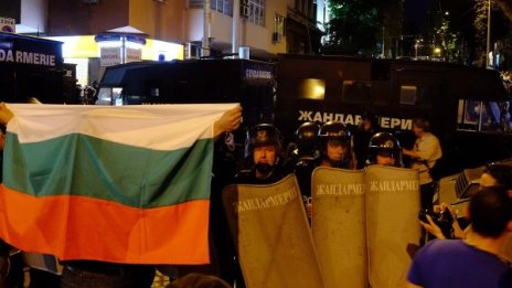 Осем ранени след сблъсъците пред централата на "Атака"