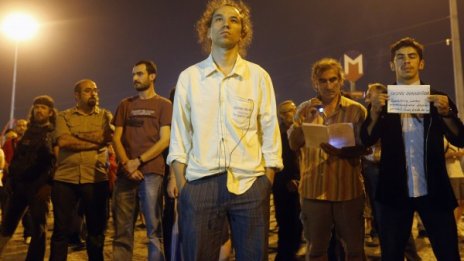Стоящият прав човек - нова форма на протеста в Истанбул