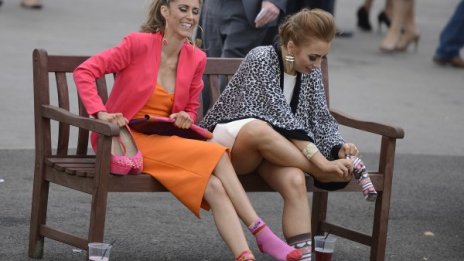 Жени гонят нахални ухажори с чорапи страстоубийци