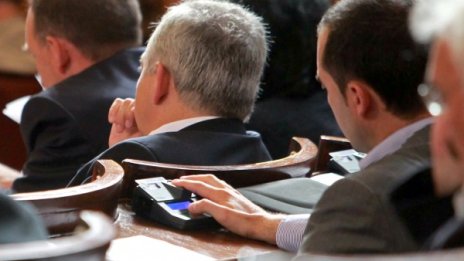 Парламентът събра кворум и започна работа