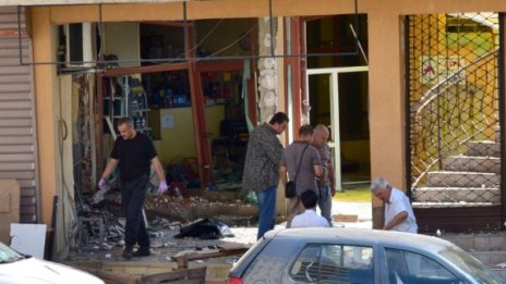 Бомба гръмна пред магазин за авточасти във Велико Търново 