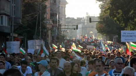 Партии спекулират с броя на протестиращите