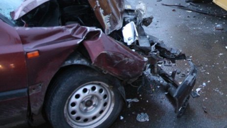 Пиян блъсна две коли, заряза си неговата и се прибра