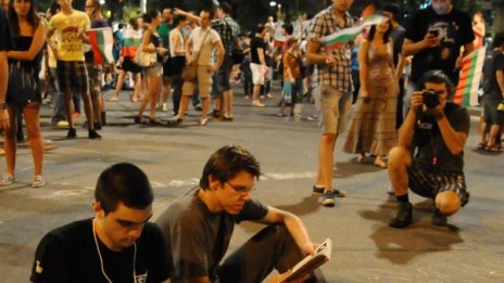 Кола замалко да помете част от протестиращите