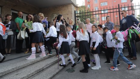 При 5 неизвинени на ученика вече няма да се връща помощта от 300 лв.