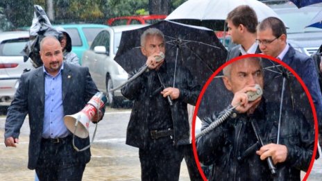 Сидеров с охрана, мегафон и... полицейска палка в ръка