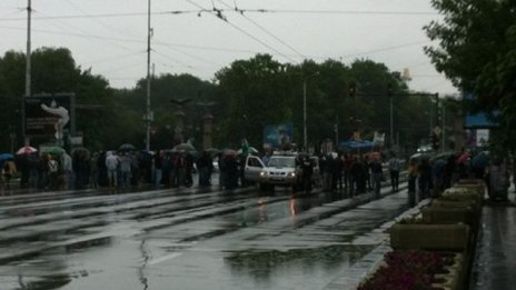 Сидеров и сие шестват и скандират, блокират наред 