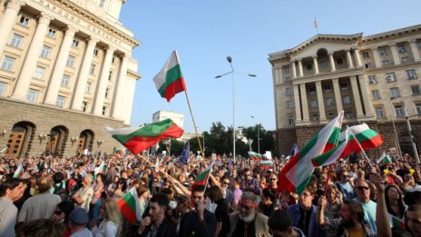 Лятното недоволство на средната класа