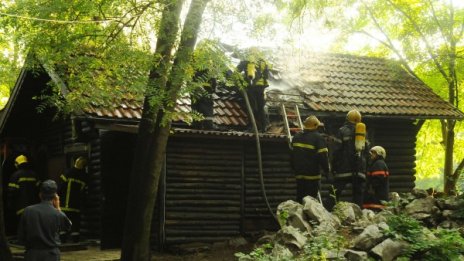 Гасят пожар в заведение в София
