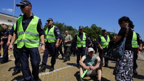 Полицаите в стрес – техен колега почина след протеста