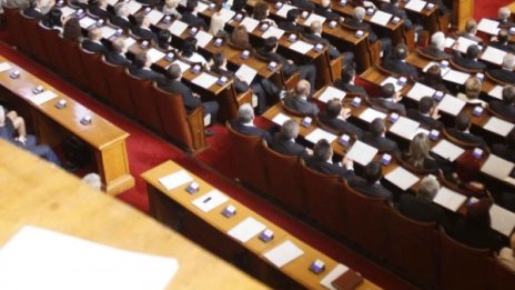 Ексдепутатите гушнали заплати за 9,4 млн. през 2012 г. 