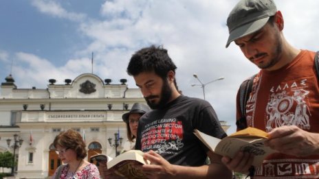 Четящ маратон подкрепя Сугарев, който гладува 11-и ден