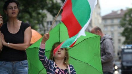 Дъждът поразреди протеста пред МС