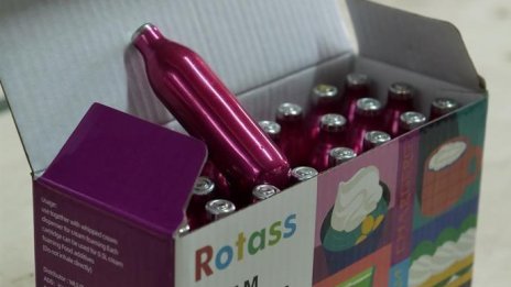 При акция: Полицията откри голямо количество райски газ в "Дружба"