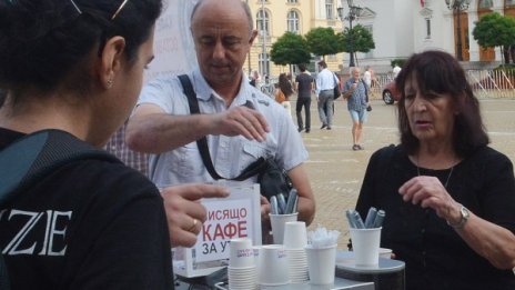 Протестиращи пак пият кафе пред парламента