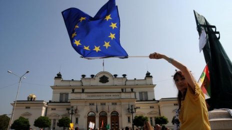 Симпатични протестиращи ли? Платени са, скочи Буруджиева