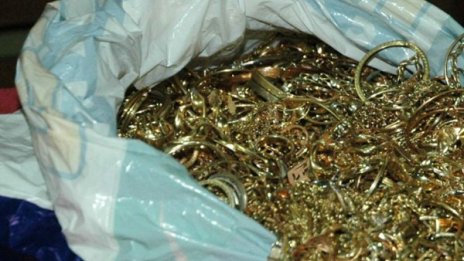 Бандит сви 120 бона и злато от къща в Котел