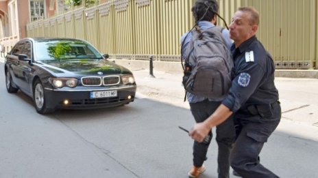 Младеж аха да се метне пред кола на МС. МВР бди!