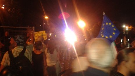 Полицаите се отдръпват, протестиращите – остават