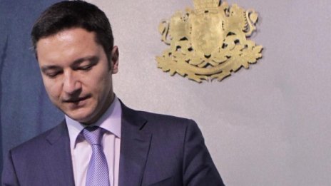 Уж протегната ръка, а мята павета, чуди се Вигенин