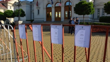 Тишина, тишина, тягостна тишина пред парламента
