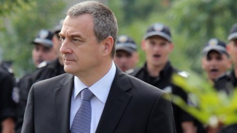 МВР гледа записи, търси биещи полицаи 