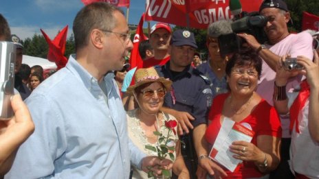 Станишев с протегната ръка, но твърдо зад Орешарски