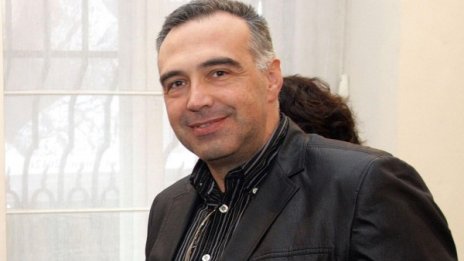 Стотици камъни валяха към белия автобус, рече Кутев 