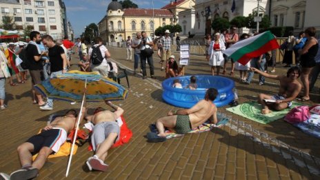 Мама, татко и аз... на плаж пред парламента