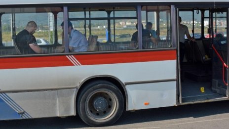 60-годишен изпуши от жегата, плаши с брадва в автобус