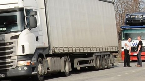Турски тираджия блъска полицаи, не ще да проверяват камиона му