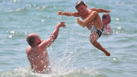 Слънчев и горещ август. Тъкмо време за море