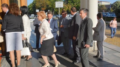 Преди ваканцуването! Махайте се, крещят десетки пред НС 