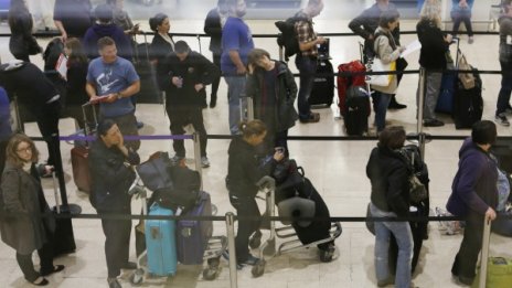 Лондон засили контрола над полетите към САЩ