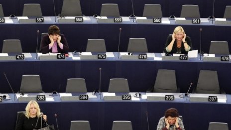 Европейският парламент официално "проговаря" на кирилица